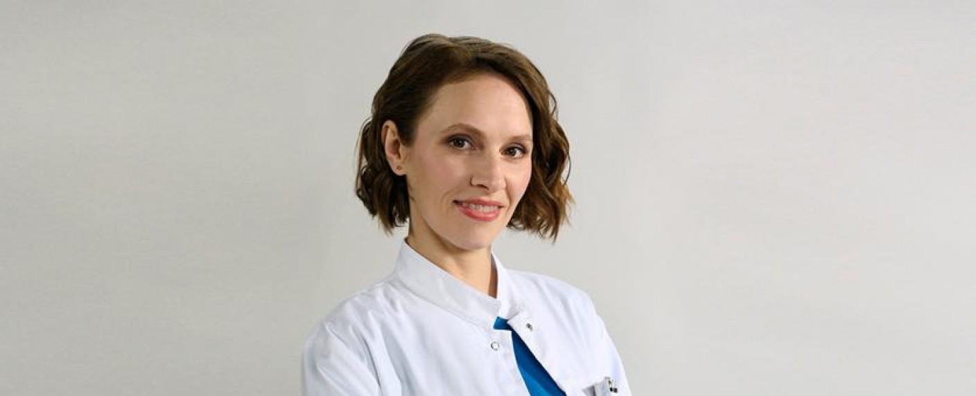 „In aller Freundschaft“: „Die jungen Ärzte“ erhalten mit Kassandra Wedel Zuwachs – Gehörlose Schauspielerin in beliebter ARD-Vorabendserie dabei – Bild: ARD/​Jens-Ulrich Koch