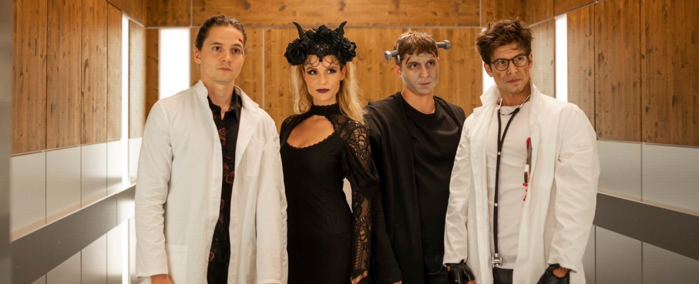 Halloween-Special für „In aller Freundschaft – Die jungen Ärzte“ – Süßes oder Saures in der ARD-Vorabendserie – Bild: ARD/​Jens Ulrich Koch
