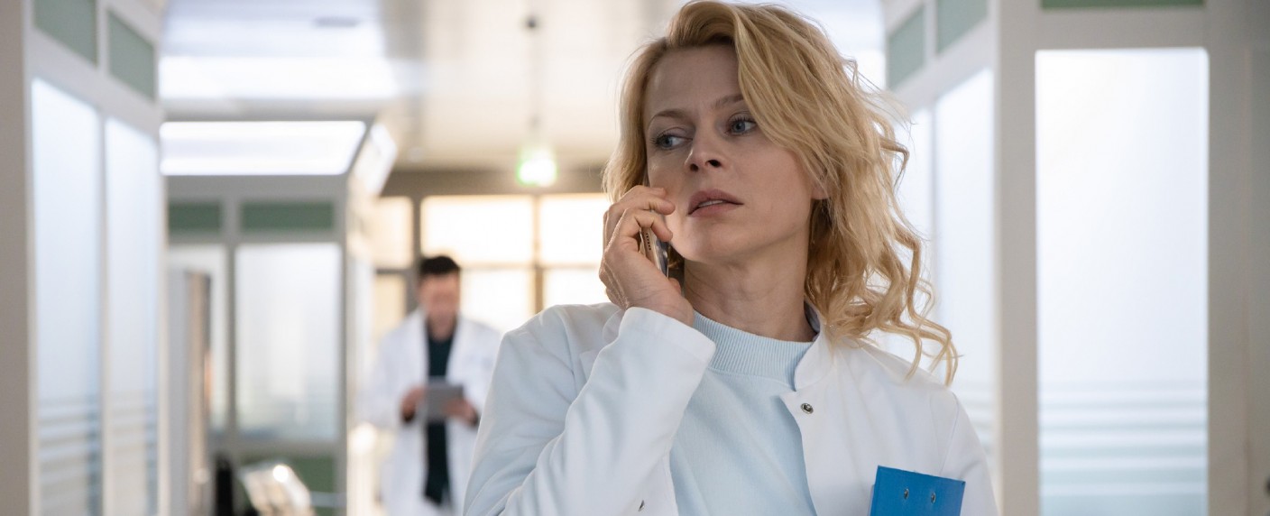 „In aller Freundschaft“: Isabell Gerschke rückt in den Hauptcast auf – Ex-Frau von Dr. Hoffmann bleibt an der Sachsenklinik – Bild: MDR/​Rudolf Wernicke