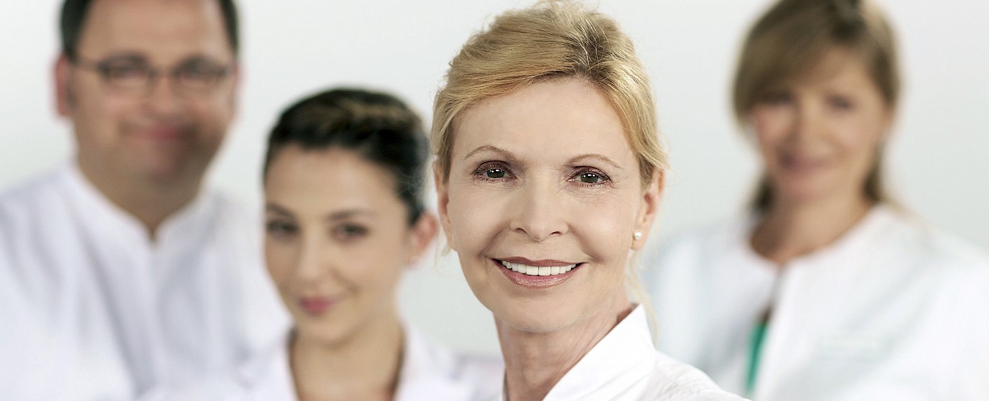 „In aller Freundschaft“: Drei Schauspielerinnen verlassen die Serie – Aus für Jutta Kammann, Uta Schorn und Cheryl Shepard – Bild: MDR/​Saxonia/​Rudof K. Wernicke