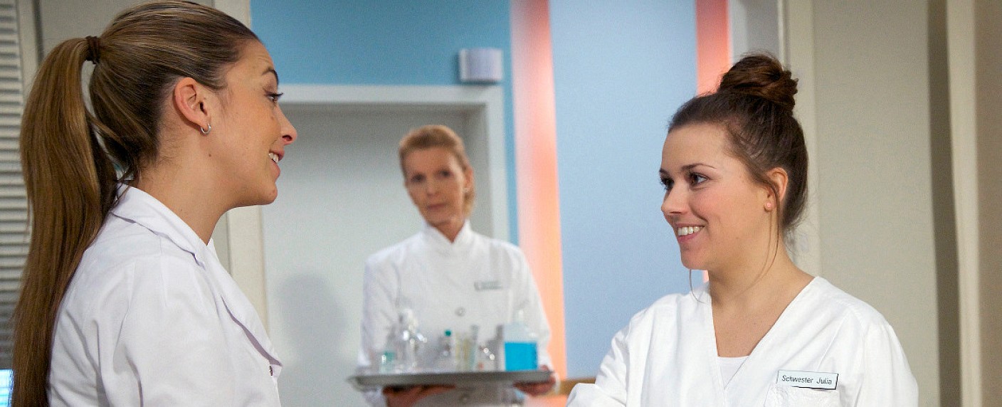 „In aller Freundschaft“: Sarah Tkotsch als Krankenschwester Julia – Neuzugang bei der ARD-Dienstagssserie – Bild: MDR/​Saxonia/​Wernicke