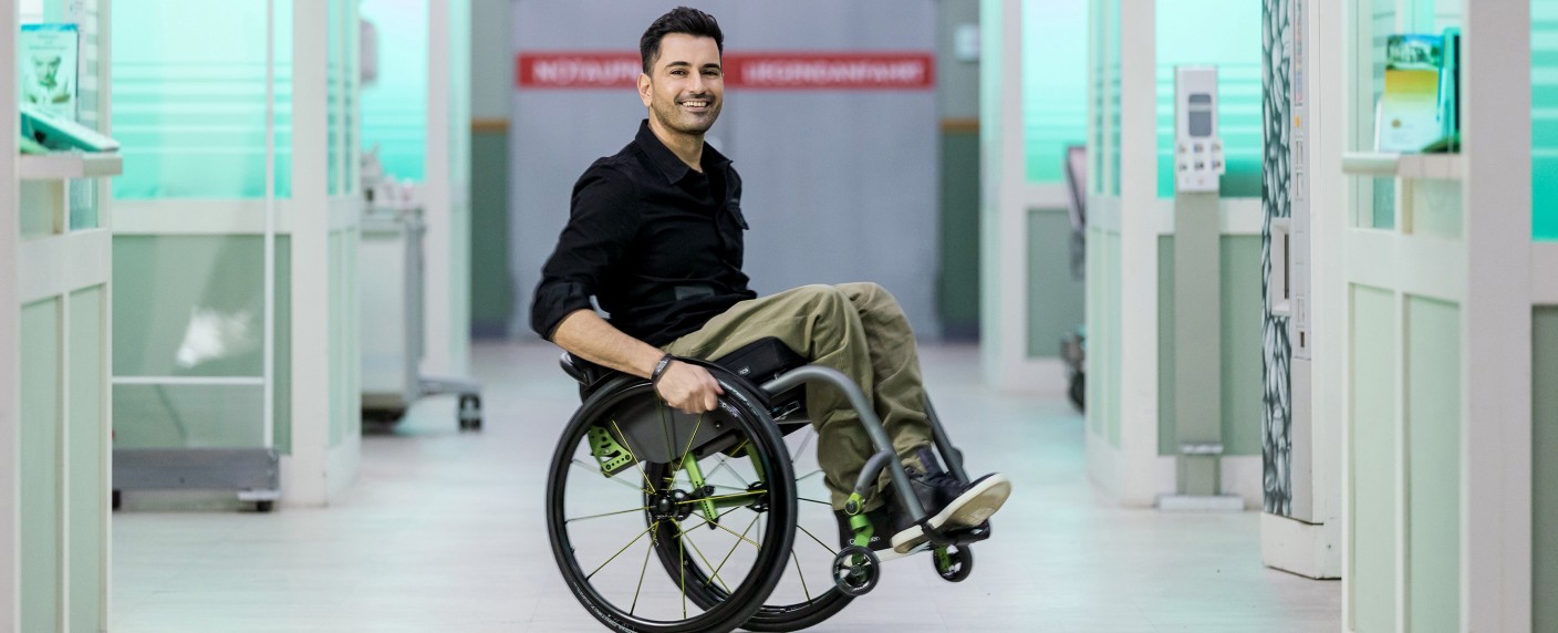 „In aller Freundschaft“: Comedian Tan Caglar übernimmt neue feste Rolle – Mehr Diversität in ARD-Erfolgsserie – Bild: MDR/​Rudolf Wernicke