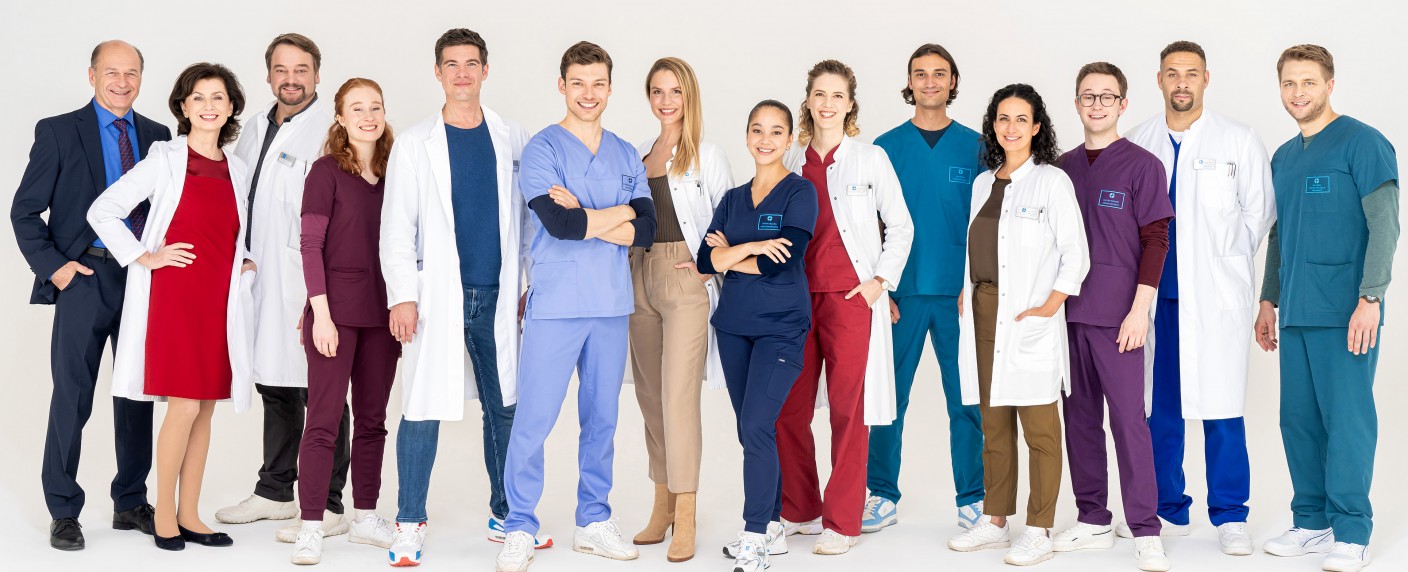 „In aller Freundschaft – Die jungen Ärzte“ geht in die Sommerpause – Rückkehr-Termin für Ben, Leyla und Dr. Moreau steht bereits fest – Bild: ARD/​Markus Nass