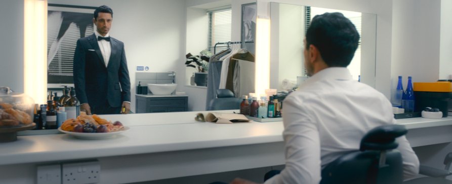 „Bait“ auf Prime Video blickt mit Tragik und Komik auf neuen James Bond – Review – Geheimnisvoller Gaststar begleitet Oscar-Preisträger Riz Ahmed nur mit Stimme – Bild: Courtesy of Prime /​ Amazon MGM Studios