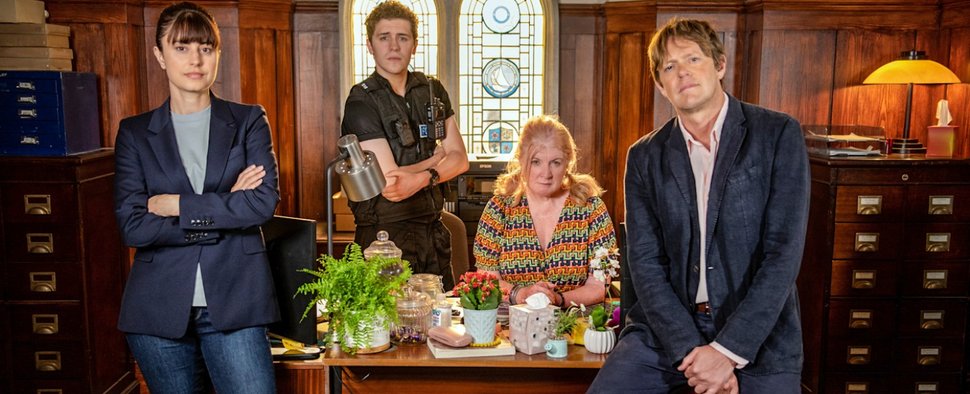 In „Beyond Paradise“ ermitteln (v. l.) DS Esther Williams (Zahra Ahmadi), PC Kelby Hartford (Dylan Llewellyn), Bürokraft Margo Martins (Felicity Montagu) und DI Humphrey Goodman (Kris Marshall). – Bild: ZDF und BBC Studios 2023