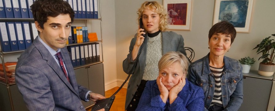 „Kanzlei Liebling Kreuzberg“ von der ARD fehlen Charme und Biss – Review – Anja Franke und Roswitha Schreiner kommen aus „Liebling Kreuzberg“ mit Manfred Krug – Bild: ARD Degeto /​ Odeon Fiction GmbH /​ Stefan Erhard