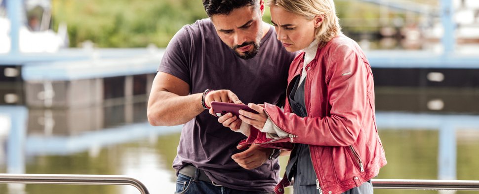 In „Der Saarland-Krimi“ haben Tayfun Can (Aram Arami) und Elisa Santori (Olga von Luckwald) viel Stress miteinander und hängen trotzdem gemeinsam herum. – Bild: SR / Manuela Meyer