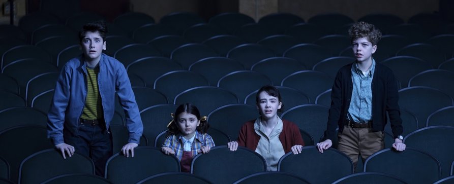 „ES: Welcome to Derry“: Das Warten auf den Horrorclown – Review – Prequelserie zu den Kinofilmen nach Stephen Kings „Es“ remixt Bekanntes und leidet an Überfrachtung – Bild: HBO/Sky „ES: Welcome to Derry“: Das Warten auf den Horrorclown – Review – Prequelserie zu den Kinofilmen nach Stephen Kings „Es“ remixt Bekanntes und leidet an Überfrachtung – Bild: HBO/Sky