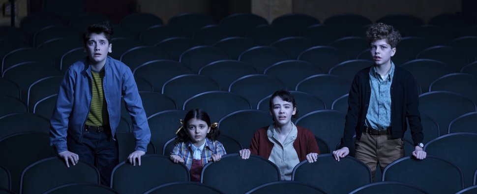 Schauen sie auf die Leinwand – oder blickt die Leinwand auf sie zurück? (v. l.) Phil, Susie, Lily und Teddy haben definitiv keine gute Zeit im Kino. – Bild: HBO/Sky