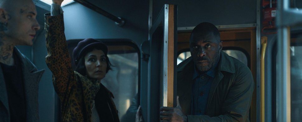 In der zweiten „Hijack“-Staffel testet Idris Elba (rechts) als Sam Nelson den öffentlichen Nahverkehr in Deutschland – Bild: Apple TV