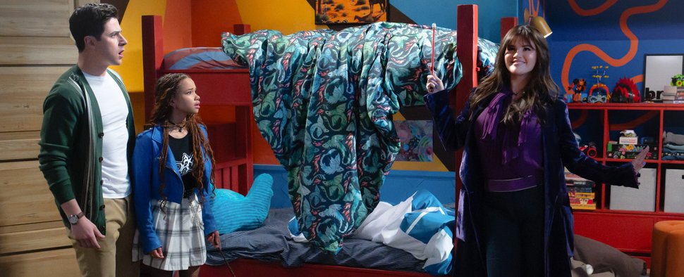 In „Die neuen Zauberer vom Waverly Place“ stellt Alex (Selena Gomez, r.) ihrem Bruder Justin (David Henrie) die angehende Hexe Billie (Janice LeAnn Brown) vor. – Bild: Disney / Eric McCandless