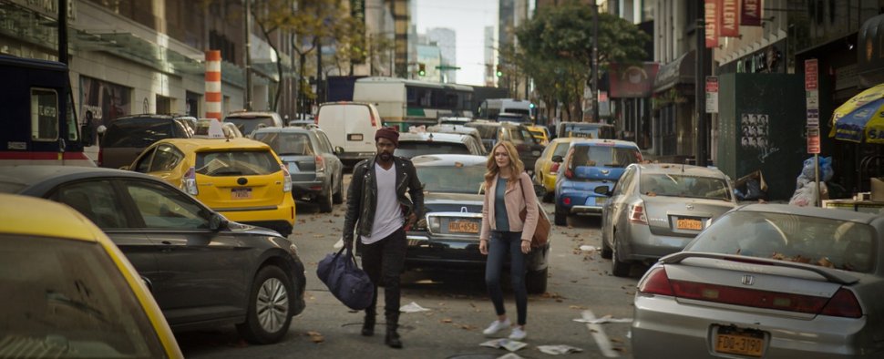 In dritter Reihe geparkt: Larry (Jovan Adepo) streift mit Rita (Heather Graham) durchs post-apokalyptische New York. – Bild: CBS