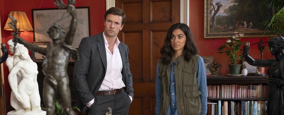 In „Inspector Linley & Sergeant Havers“ müssen Thomas Lynley (Leo Suter) und Barbara Havers (Sofia Barclay) trotz ihrer Gegensätze gemeinsam ermitteln – Bild: Playground Entertainment/ARD Degeto