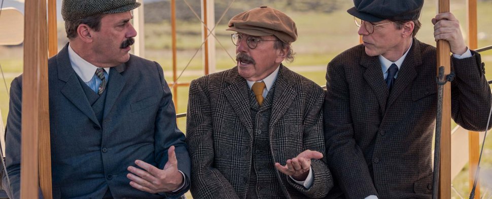 In „Leben, Larry und das Streben nach Unglück“ leidet Larry David an der modernen Luftfahrt – eingeklemmt zwischen den Flugpionieren Orville (Jon Hamm) und Wilbur Wright (Sean Hayes, r.). – Bild: John Johnson / HBO