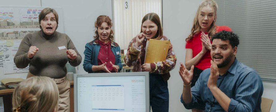 „Nine to Five – Das Amt“ verwertet lustige Ideen von „Conny from the Block“ – Review – Mit Improvisation und starken Darstellern wiehert Amtsschimmel für ZDFneo – Bild: ZDF /​ Sofia Velasquez