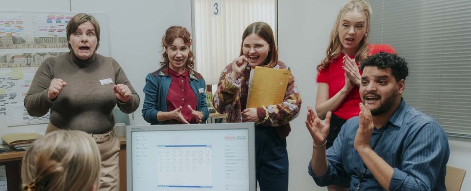 In „Nine to Five – Das Amt“ soll Ronja Keller (Friederike Kempter, l.) ihre Leute anführen – das meinen jedenfalls (v. r.) Orkan (Yasin El Harrouk), Melissa (Anna Herrmann), Conny (Lisa Hrdina), Doris (Kathrin Angerer) und Gisela (Petra Hartung). – Bild: ZDF / Sofia Velasquez