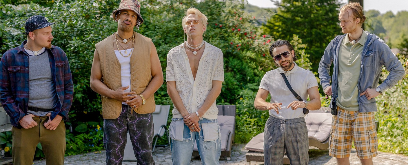 „Player of Ibiza“ erfreut ähnlich wie „Die Discounter“ – Review – „Kleine Brüder“ spotten für ARD über feministisches Trash-TV – Bild: NDR /​ Hannah Aders