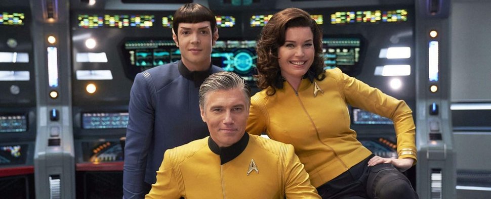 In Staffel zwei von „Star Trek: Strange New Worlds“ gibt es ein Wiedersehen mit Spock (Ethan Peck, l.), Captain Christopher Pike (Anson Mount) und ‚Number One‘ (Rebecca Romijn) – Bild: Paramount+