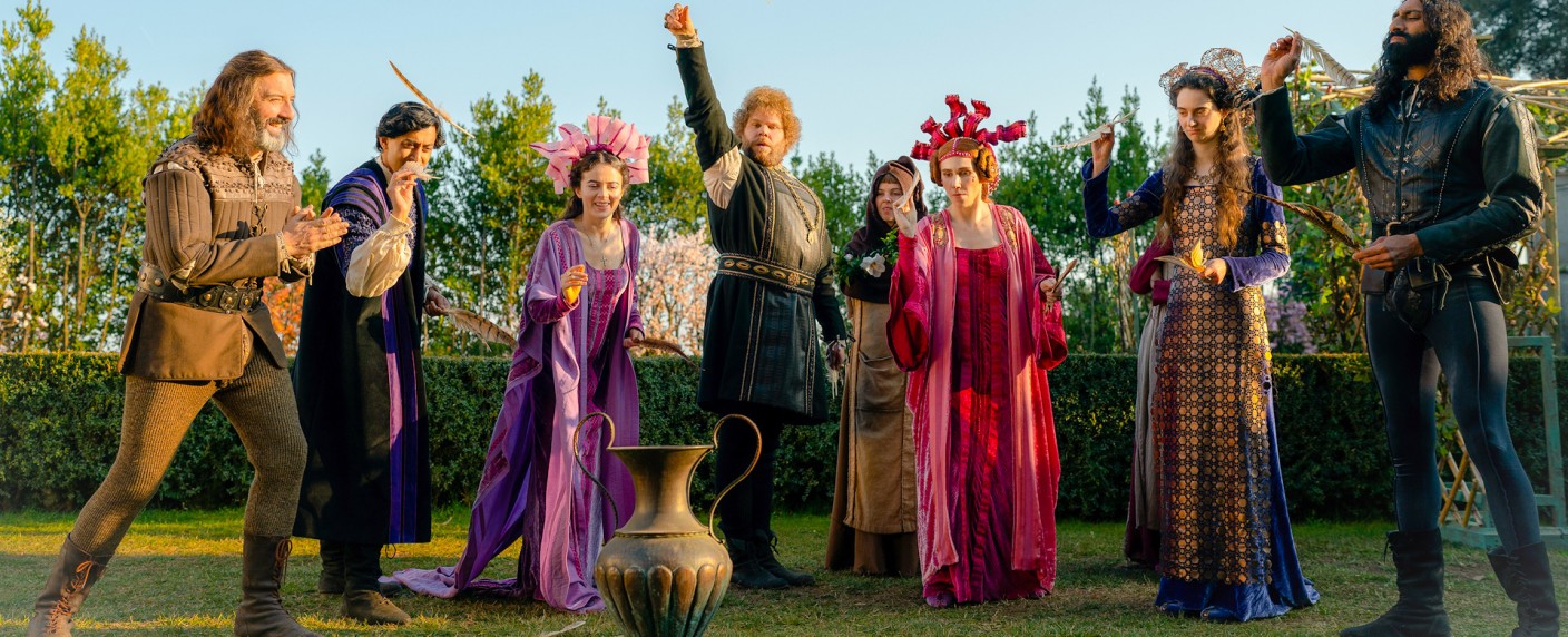 „The Decameron“: Netflix fegt mit „Depeche Mode“ durchs Mittelalter – Review – Eigenwillige Miniserie begeistert mit Intrigen, Komik, Pest und Sex – Bild: Giulia Parmagiani /​ Netflix