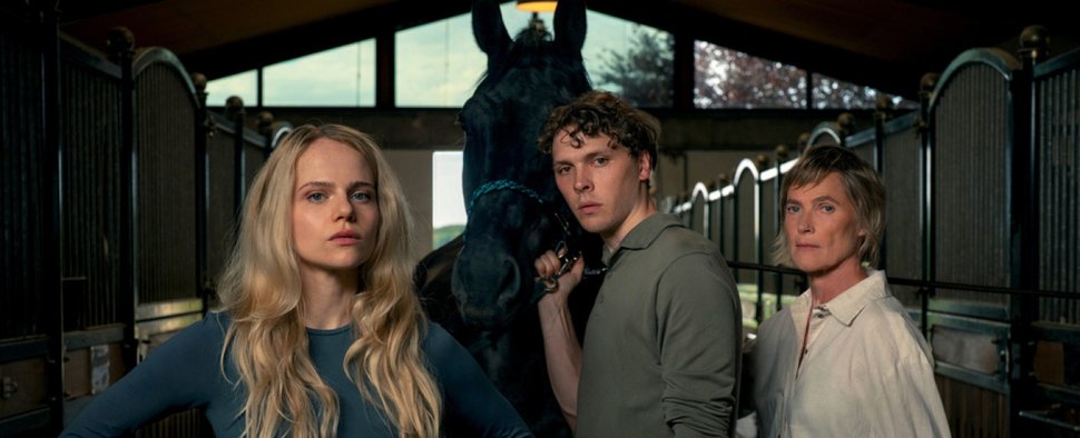 Ina Hansen (Lili Epply, l.), Marco Brun (Joshua Hupfauer) und Cora Brun (Karoline Eichhorn, r.) in „Hohenfelden“ – Bild: ZDF/Krzysztof Wiktor