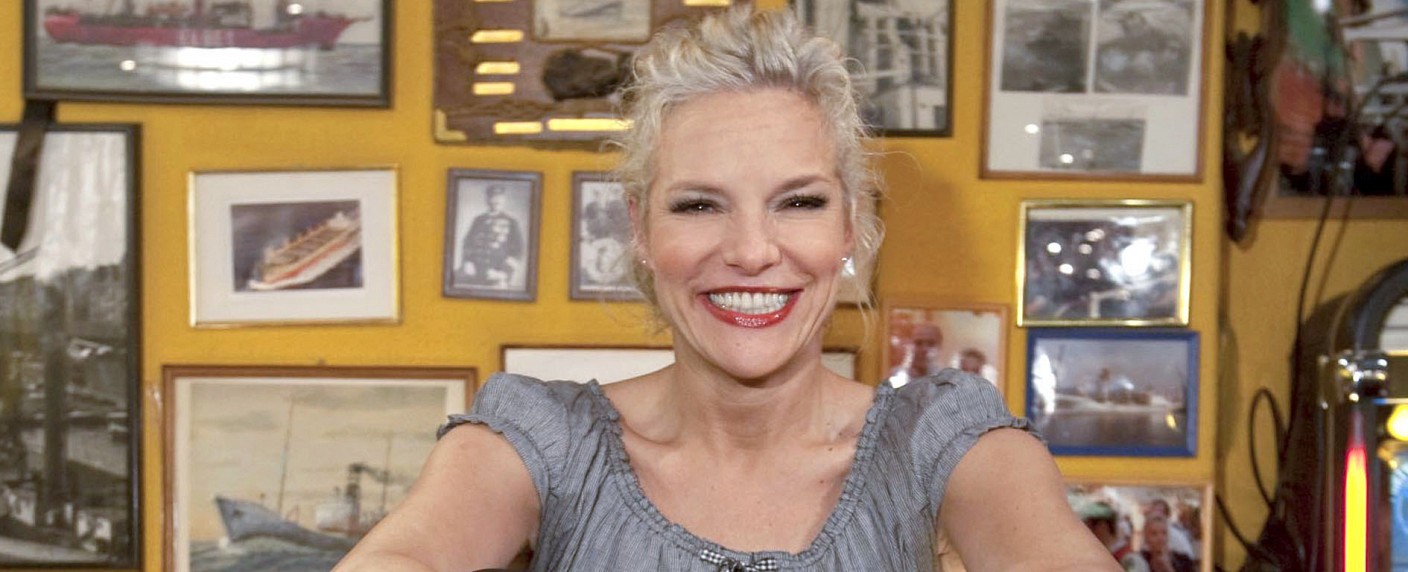 „Ich mach dir den Hof“: Ina Müller mit neuer Sendung im NDR – Entertainerin übernimmt Urlaubsvertretung auf Bauernhof – Bild: NDR/​Morris Mac Matzen