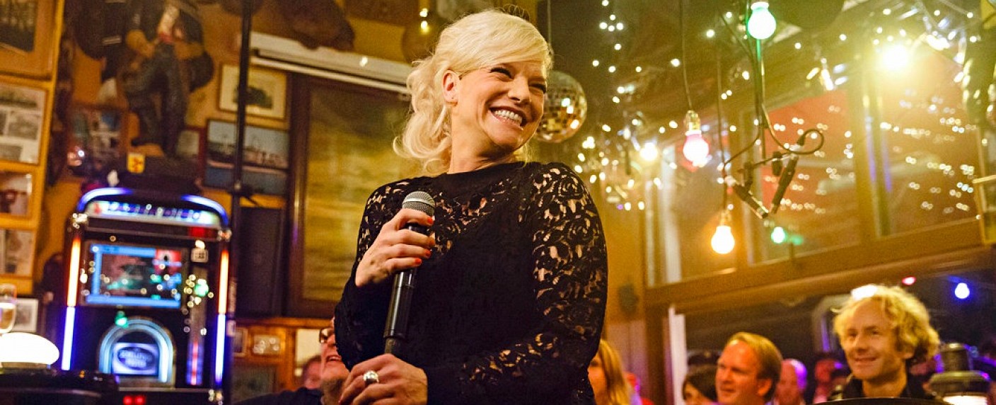 „Inas Nacht“: Markus Söder und Gianna Nannini in neuer Staffel der Kneipenshow – Neue Folgen von Ina Müllers Show im Ersten – Bild: NDR/​Morris Mac Matzen