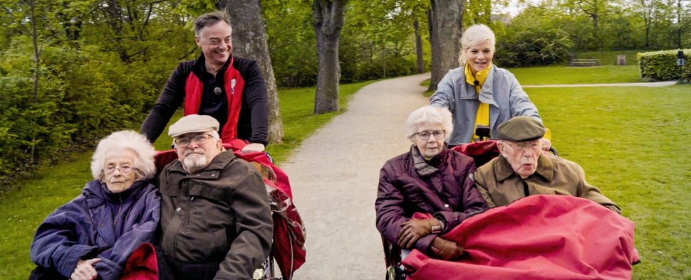 Ina Müller macht in Kopenhagen mit den Senioren der Bewegung „Cycling without Age“ eine Ausfahrt mit dem Fahrrad. – Bild: NDR/Björn Lindenblatt