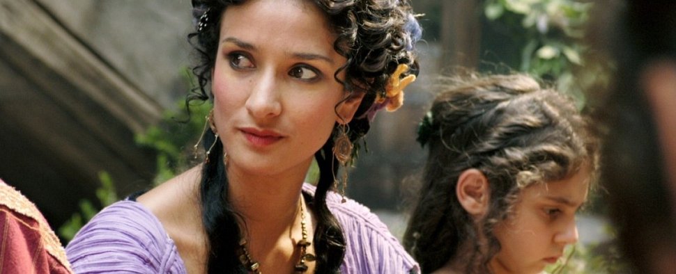 Indira Varma als Niobe (mit Filmtochter) in „Rom“ – Bild: HBO