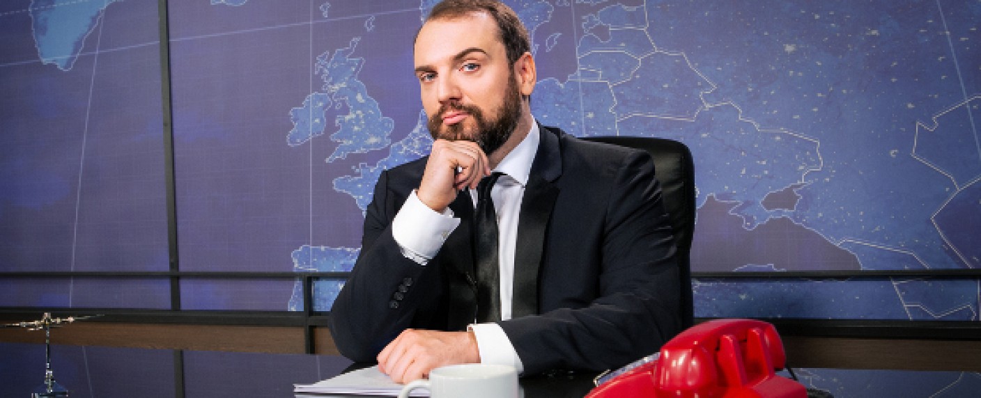 Ingmar Stadelmann: „Das Grundgesetz beinhaltet die Scherzgrenze“ – „CC:N“-Anchorman über RTL-isierte Comedy und „Fressefreiheit“ – Bild: Comedy Central/​Jasmina Striga