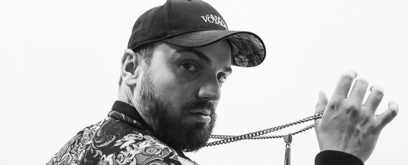 „Up to Hate“: Ingmar Stadelmann stimmt mit Rap auf neue „CC:N“-Staffel ein – Comedy Central News machen „Tagesschau“ Konkurrenz – Bild: Comedy Central/​Jasmina Striga