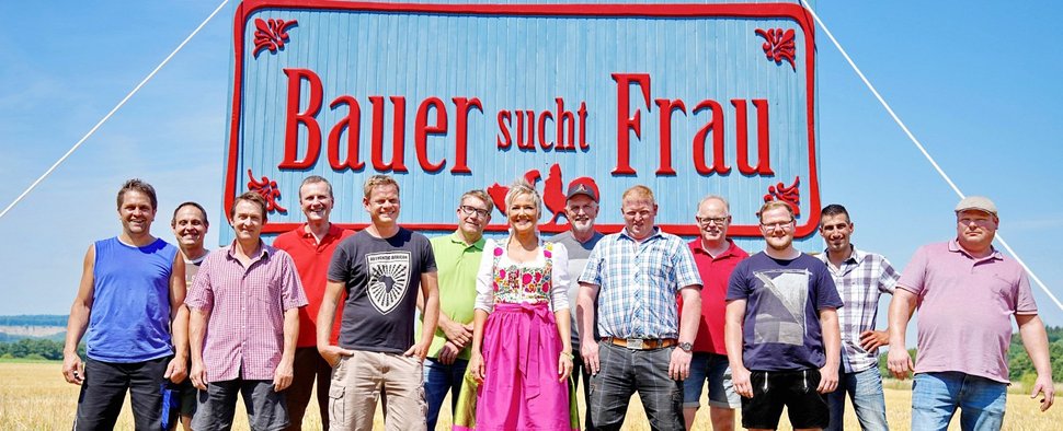 Inka Bause mit den Bauern der 14. Staffel von „Bauer sucht Frau“ – Bild: MG RTL D/Stefan Gregorowius