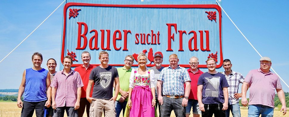 Inka Bause mit den Bauern der 14. Staffel von „Bauer sucht Frau“ – Bild: MG RTL D / Stefan Gregorowius