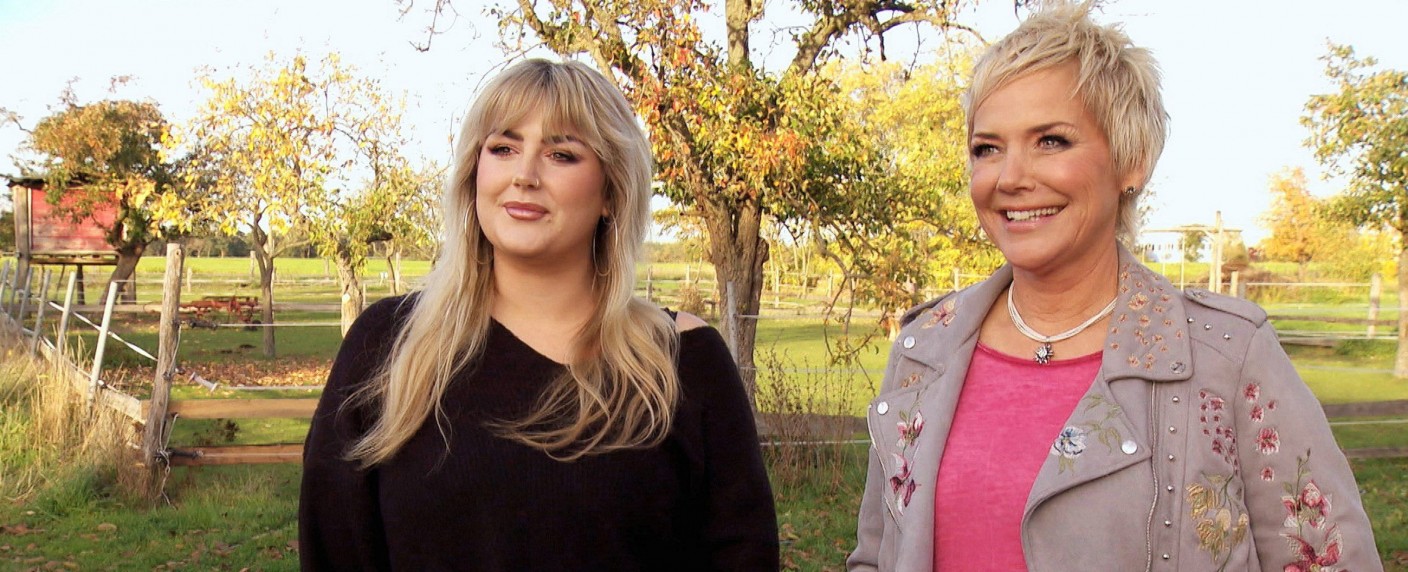 „Bauer sucht Frau“: Weihnachts-Special mit Inka Bause und ihrer Tochter – Martin Rütter feiert mit Welpen Weihnachten – Bild: RTL