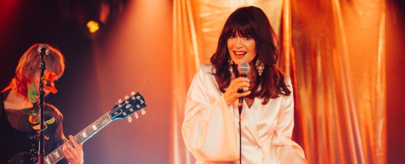 ARD und ZDF ehren Iris Berben zum 70. Geburtstag – Neue Filme „Nicht tot zu kriegen“ und „Mein Altweibersommer“ im August – Bild: ZDF/​Alexander Fischerkoesen