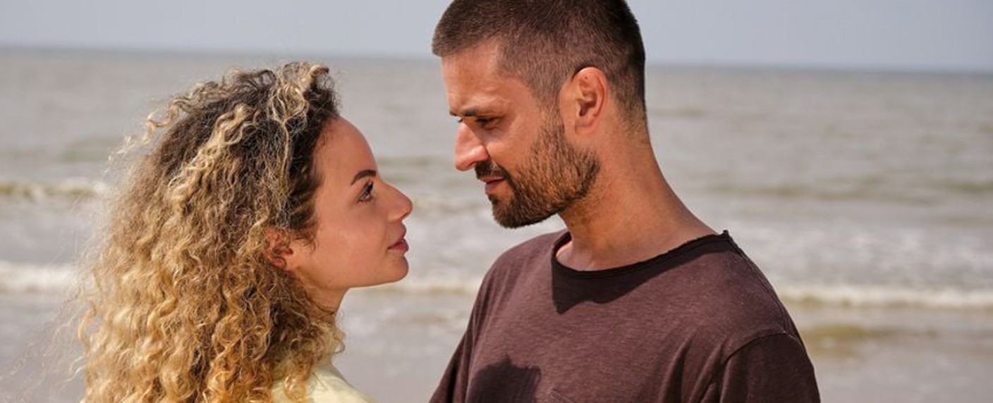 „Unter uns“: Diese Schauspielerin kehrt nach einem Jahr Pause zurück in die Schillerallee – Nika möchte ihre alte Liebe zurückerobern – Bild: RTL/​Stefan Behrens