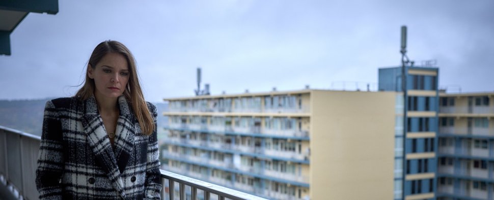 Isabelle Rombauts (Hanna Verboom) macht eine schreckliche Entdeckung – Bild: ZDF/Mark de Blok