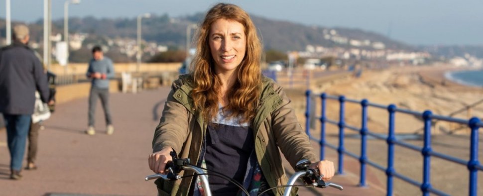 Ist auf ihr altes Jugendfahrrad angewiesen, blickt aber voraus: Miri (Dasy Haggard) in „Back to Life“ – Bild: BBC Three