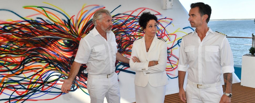 Ist das Kunst oder kann das weg? Kapitän Parger (Florian Silbereisen, r.) und seine Crew jagen in der neuen Folge einen Graffiti-Sprayer – Bild: ZDF/Dirk Bartling