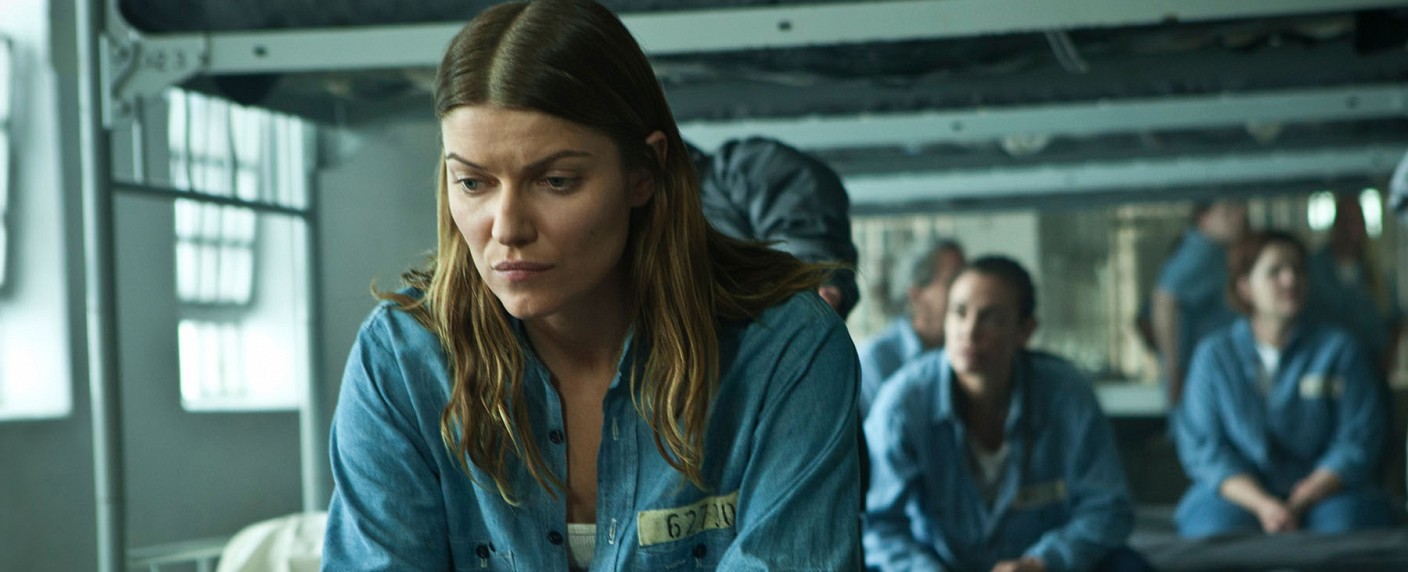 „Gotham“ zeigt in Staffel drei, woher Selina ihre Krallen hat – Ivana Milicevic („Banshee“) spielt Mutter der späteren Catwoman – Bild: Cinemax