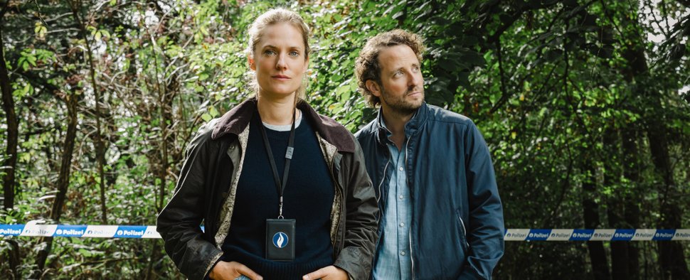 Jackie Baumgärtner (Marie Burchard) und Ernst Weber (Bastian Reiber) ermitteln rund um Eupen – Bild: ZDF/Guillaume Van Laethem