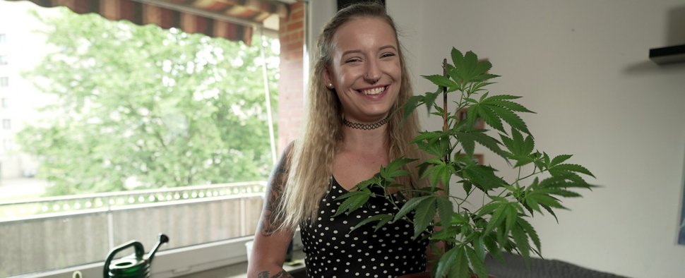 Jacky aus Lüneburg baut zum ersten Mal Cannabis zu Hause an – Bild: RTLZWEI/Maximusfilm