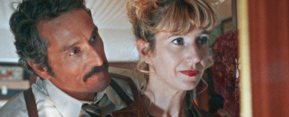 Jacques (Vincent Elbaz) bezahlt Claudine (Manon Kneusé) für Informationen und Berichte über die Aktivitäten in Vincennes. – Bild: Agat Films
