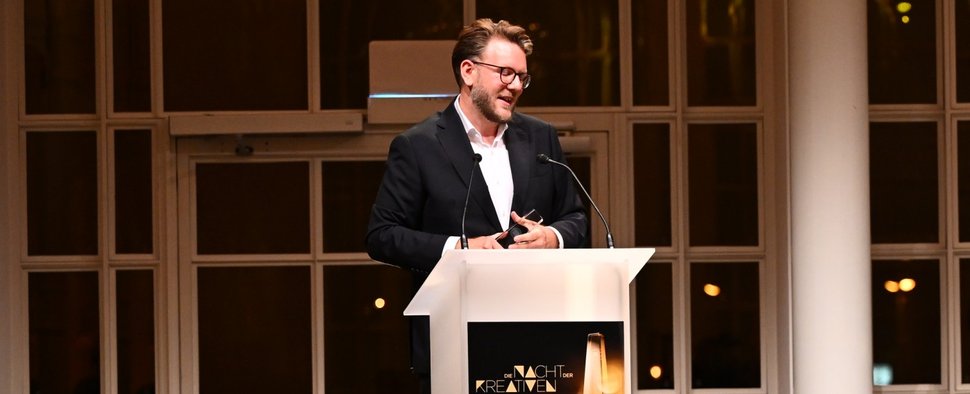 Jakob Lundt erhielt den Deutschen Fernsehpreis 2023 in der Kategorie Bestes Buch Unterhaltung für „Wer stiehlt mir die Show? – Bild: Sat.1/Willi Weber