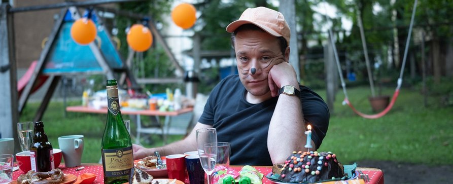 „Fett und Fett“: ZDFneo-Comedy kehrt mit zweiter Staffel zurück – Jakob Schreiers Sinnsuche geht weiter – Bild: Trimafilm/​ZDF/​Nikolas Tusl