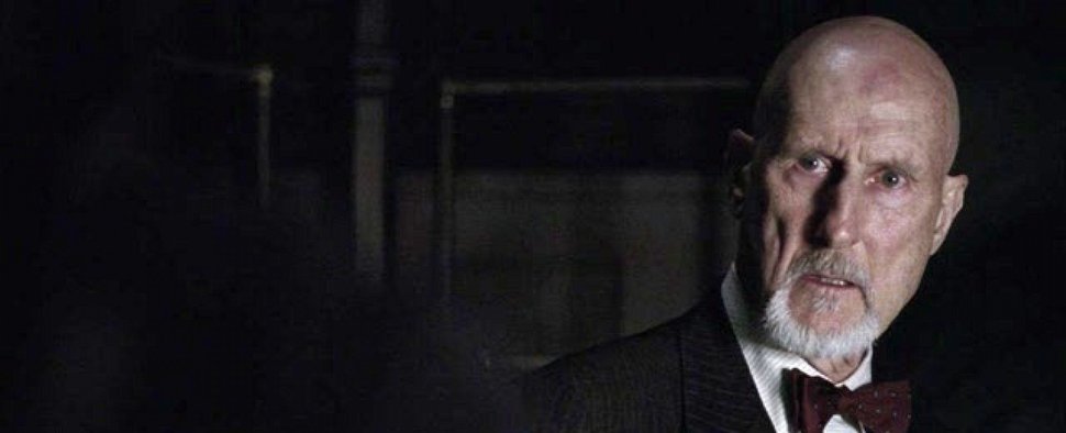 James Cromwell als diabolischer Psychiater Dr. Arden in Staffel 2 von „American Horror Story“ – Bild: FX Productions
