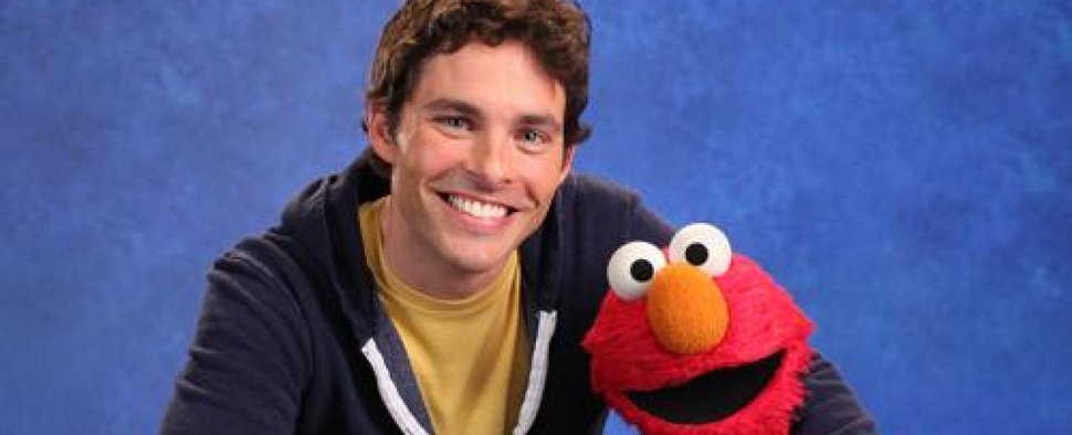Ein weiterer Gastauftritt von James Marsden: mit Elmo in der US-„Sesamstraße“ – Bild: Sesame Workshop