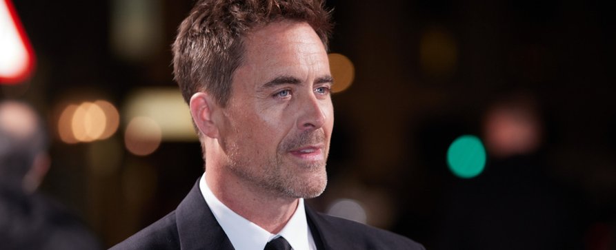 „Embassy“: „The Crown“-Darsteller und weitere Kollegen für Actionthriller mit Anna Kendrick und „Outlander“-Star Sam Heughan engagiert – Prime Video sichert sich in sechs Ländern Rechte für Miniserie um Angriff auf Londoner US-Botschaft – Bild: Netflix/​StillMoving.net