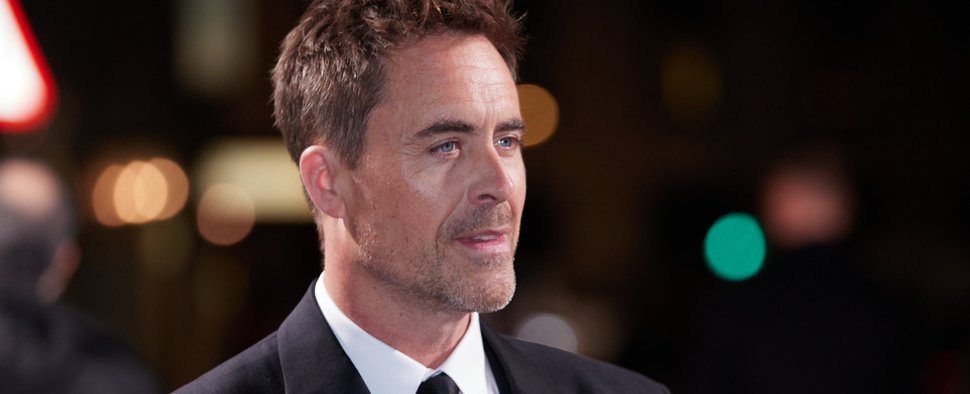 James Murray (hier bei der Weltpremiere der fünften „The Crown“-Staffel zu sehen) gehört zu den „Embassy“-Neuzugängen – Bild: Netflix/StillMoving.net