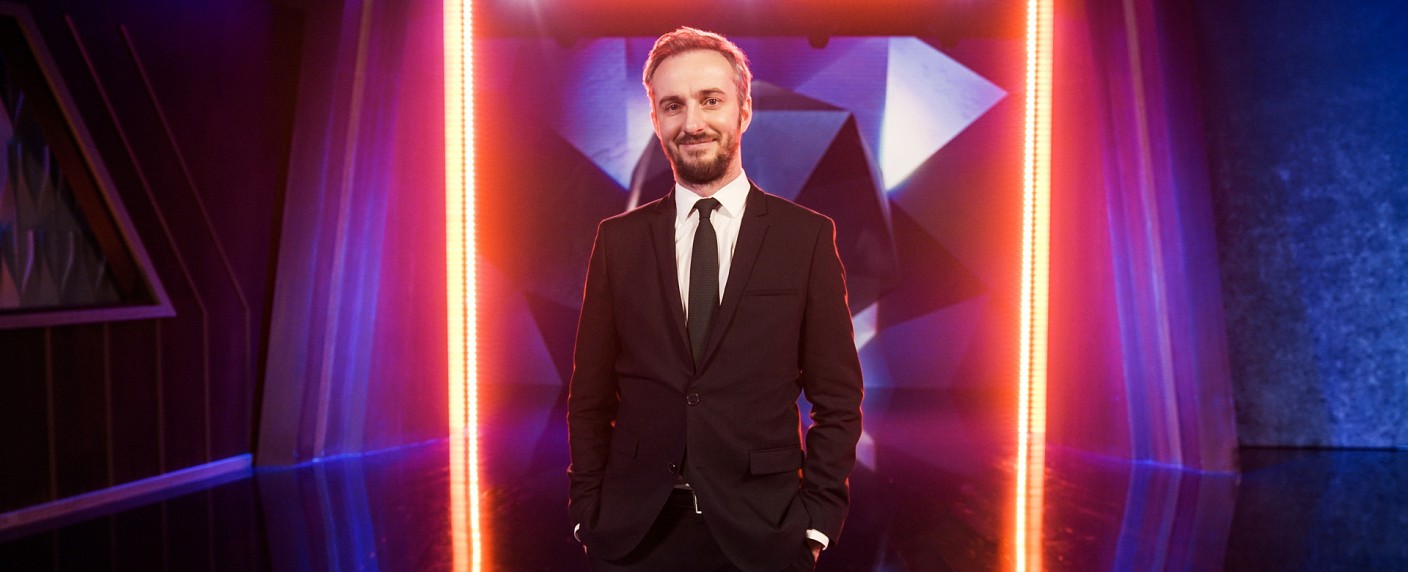 Social-Media-User aufgepasst: Böhmermanns nächste „PRISM“-Show kommt bald – Ende Mai heißt es wieder: „Lass dich überwachen!“ – Bild: ZDF/​Joseph Strauch