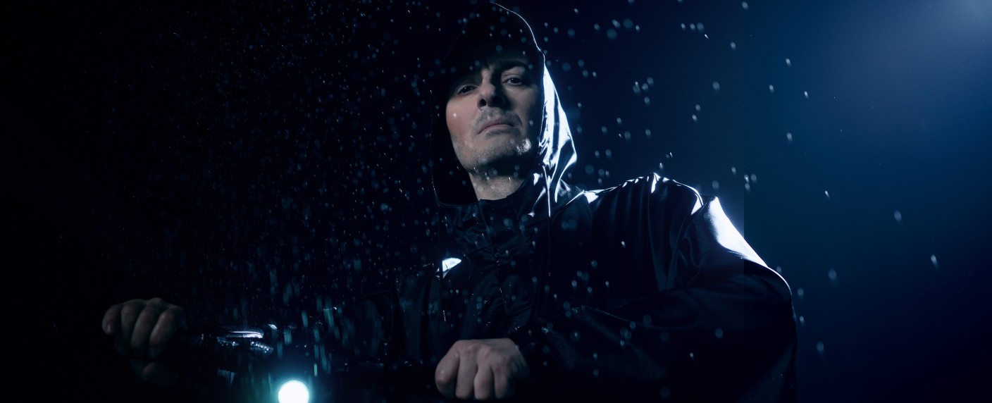 Jan Böhmermann fährt mit E-Scooter 600 Kilometer durch Deutschland – „Deutschland – Eine Erfahrung“ als Sonderfolge des „ZDF Magazin Royale“ – Bild: ZDF/​Nirén Mahajan